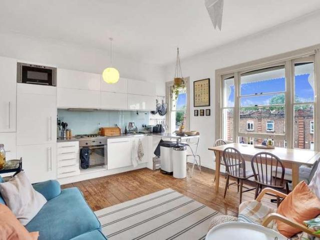 Flat for sale in Tulse Hill, Greater London