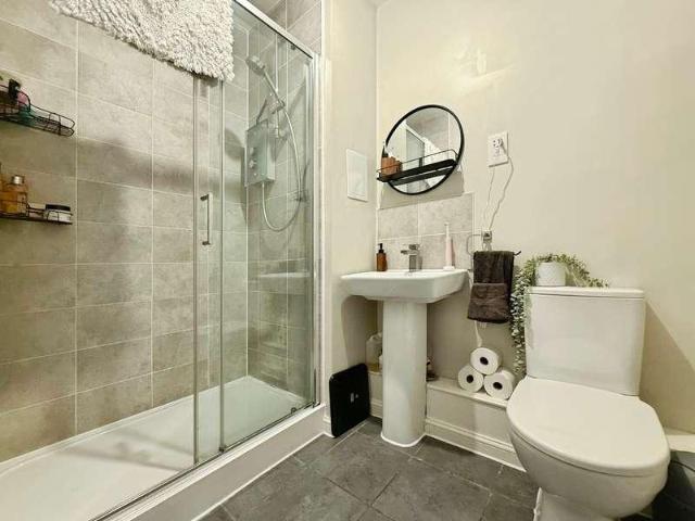 Flat for sale in Buckler's Park, Crowthorne