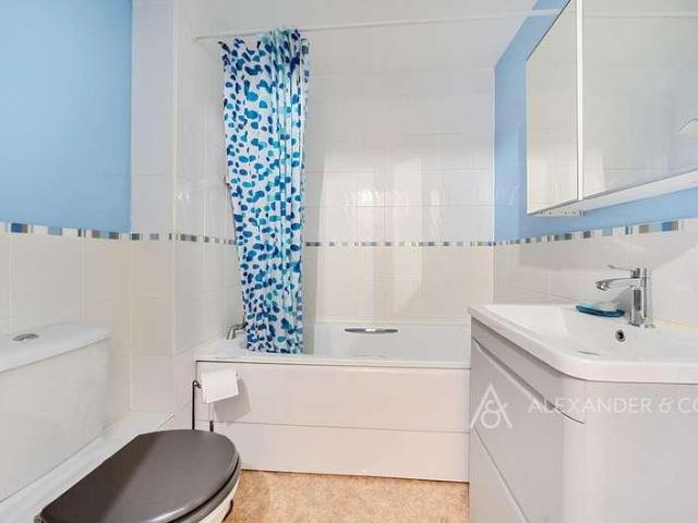 Flat for sale in Dunstable, Bedfordshire