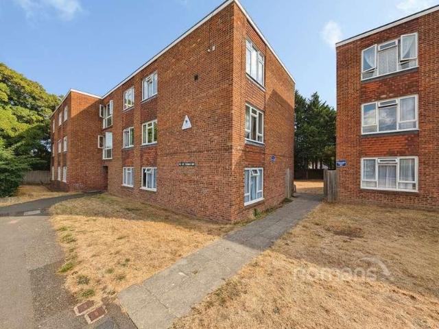 Flat for sale in Fole, Surrey