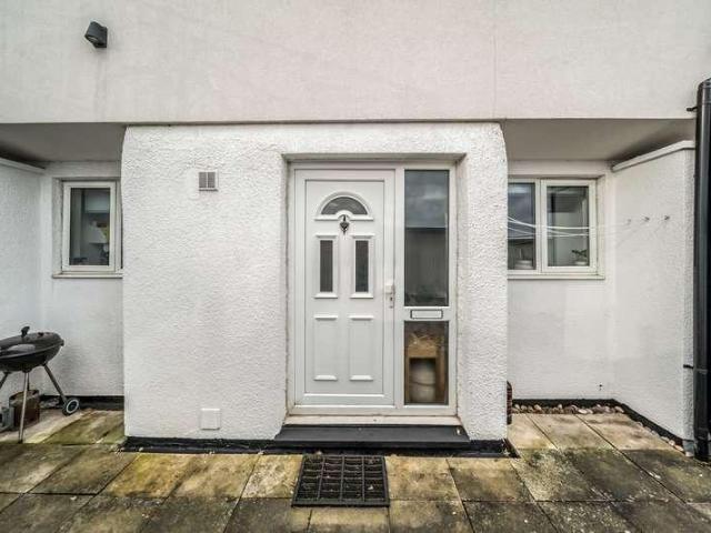 Flat for sale in Tolworth, Greater London