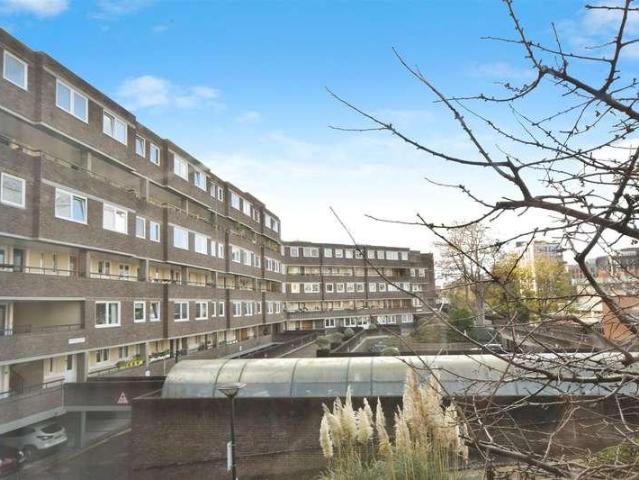 Flat for sale in London Borough of Hounslow, Greater London