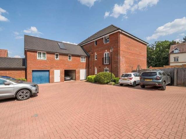 Flat for sale in Heol-las, Surrey