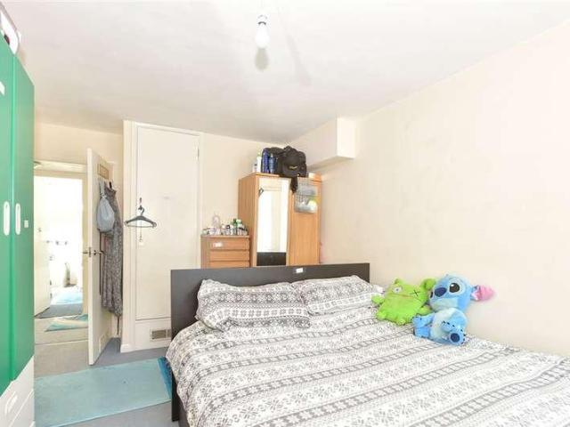 Flat for sale in Red Hill, Surrey