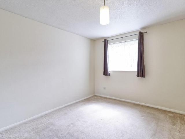 Flat for sale in Vange, Essex
