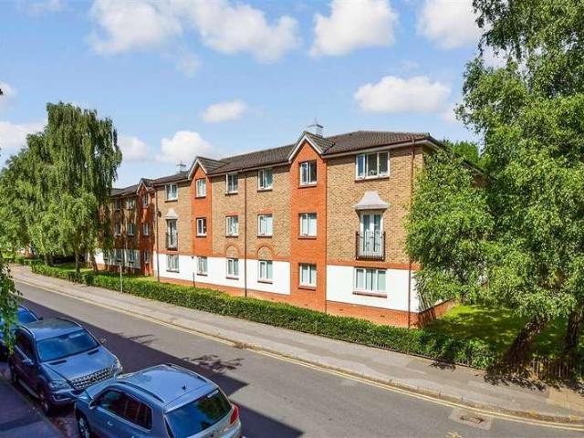 Flat for sale in Midway, Kent