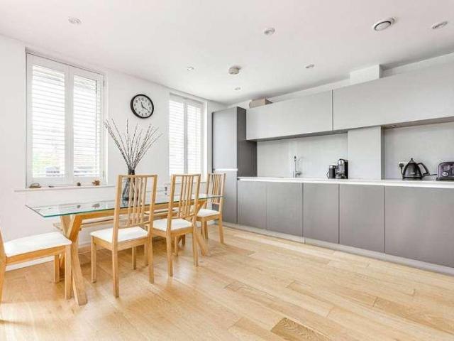 Flat for sale in Clapham Junction, Greater London