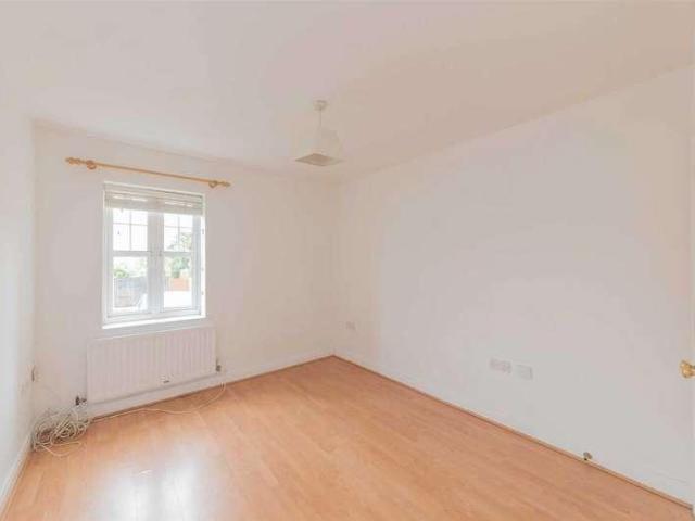 Flat for sale in West Finchley, Greater London