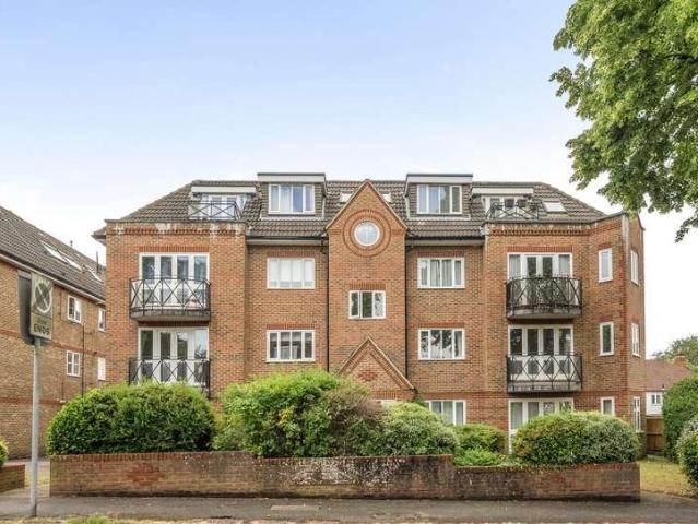 Flat for sale in Carshalton Beeches, Greater London