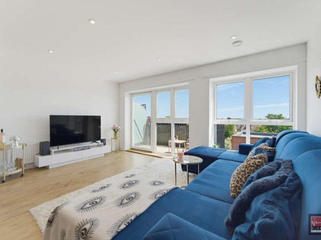 Flat for sale in Lower Halliford, Surrey