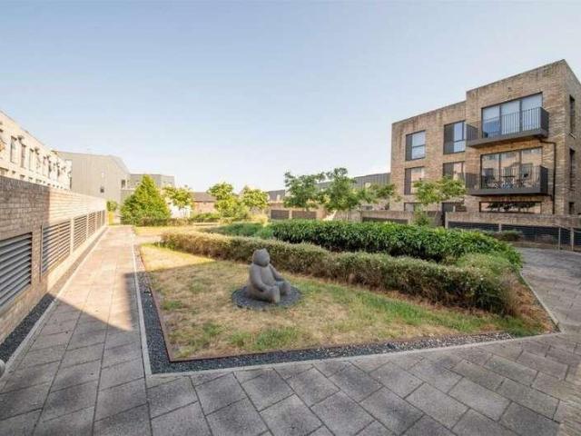 Flat for sale in West Finchley, Greater London