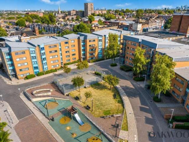 Flat for sale in Stamford Hill, Greater London