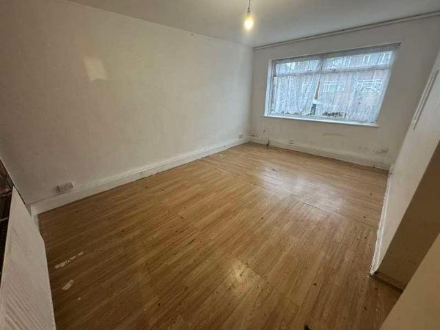 Flat for sale in London Borough of Ealing, Greater London