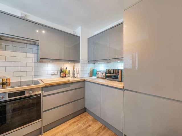 Flat for sale in London Borough of Lewisham, Forest Hill