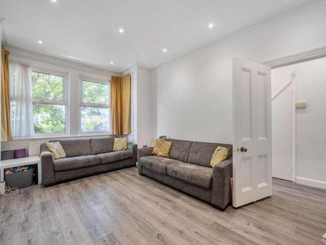 Flat for sale in Wealdstone, Greater London