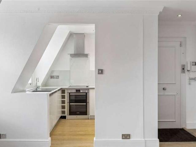Flat for sale in Royal Borough of Kensington and Chelsea, Greater London