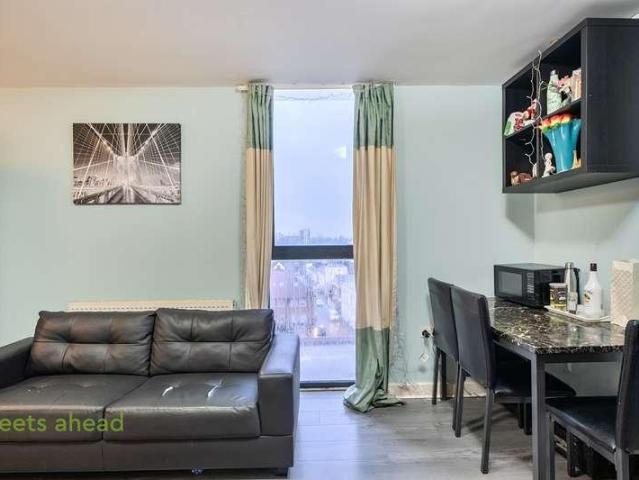Flat for sale in London Borough of Croydon, Waddon