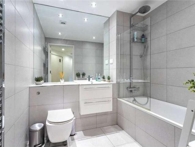 Flat for sale in Holloway, Lower Holloway