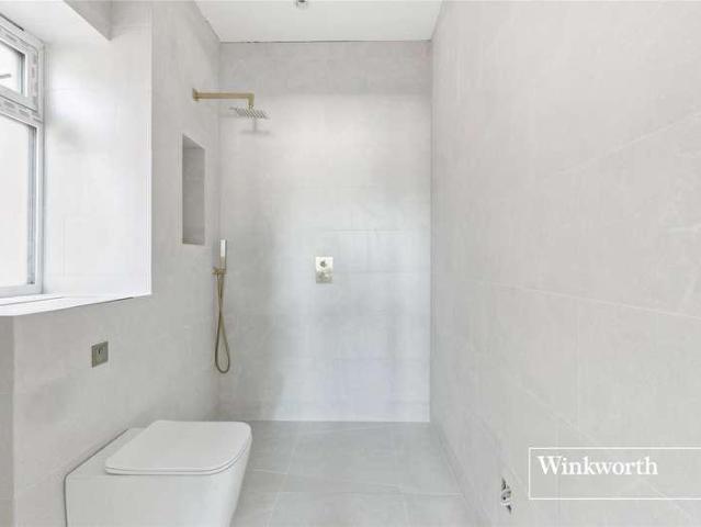 Flat for sale in New Barnet, Greater London