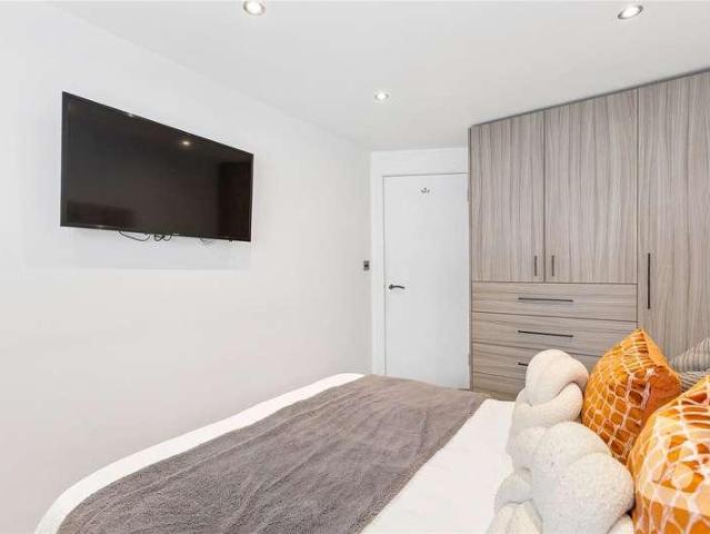 Flat for sale in Noak Hill, Noak Bridge