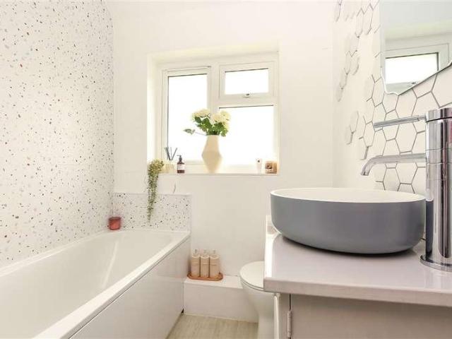 Flat for sale in Cranleigh, Waverley