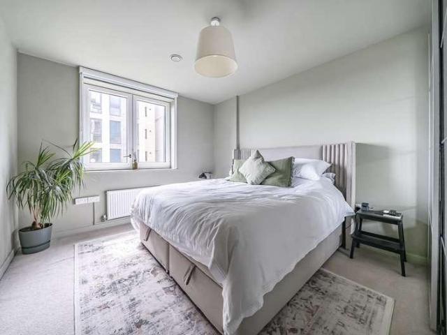 Flat for sale in London Borough of Ealing, Greater London