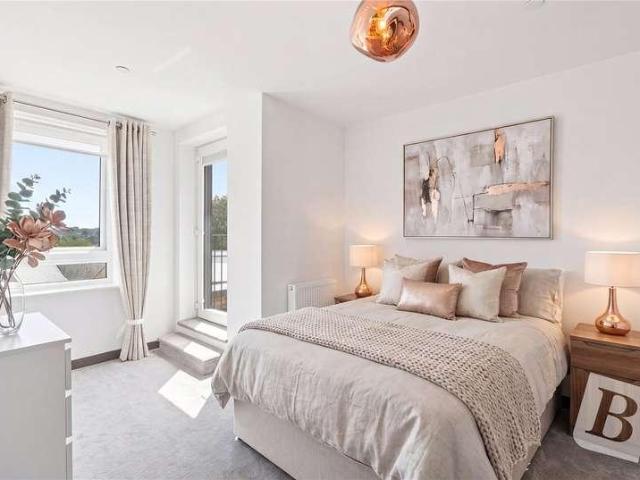 Flat for sale in Navestock Side, Essex