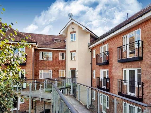 Flat for sale in Red Hill, Surrey