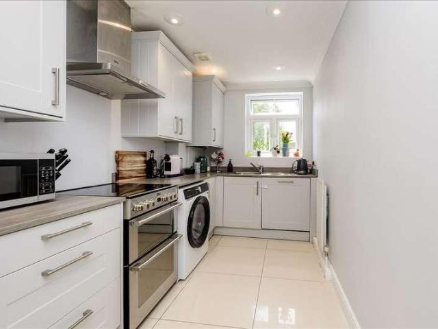 Flat for sale in Shepherd's Bush, Greater London