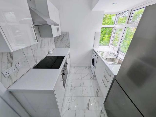 Flat for sale in Lane, Greater London