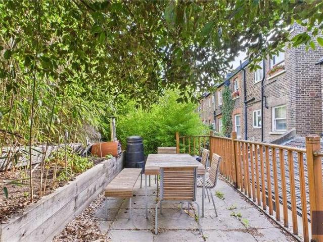 Flat for sale in Tulse Hill, Greater London