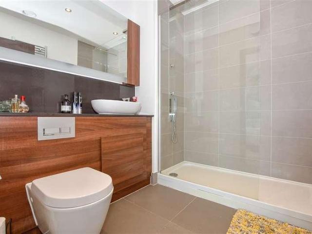 Flat for sale in Ringlestone, Midway