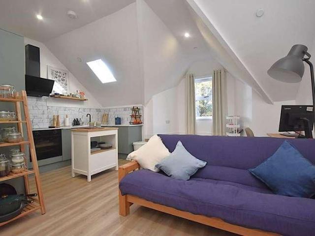 Flat for sale in Plasnewydd, Cardiff