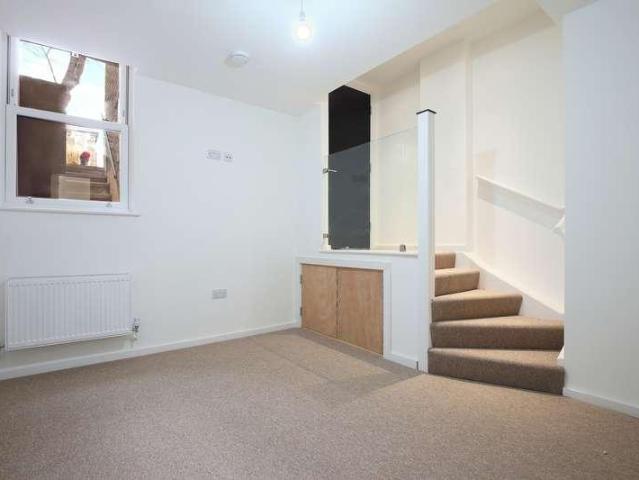 Flat for sale in Brownswood Park, Greater London
