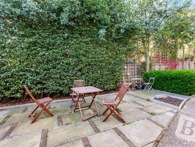Flat for sale in Romford, Gidea Park