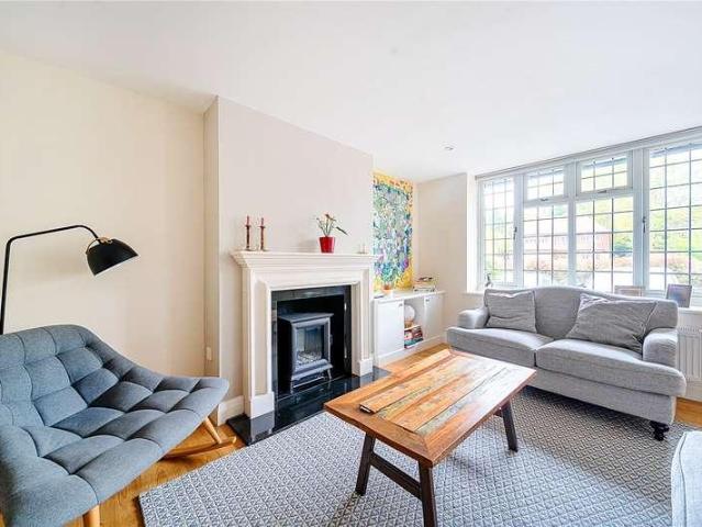 Flat for sale in Esher, Lower Green Esher