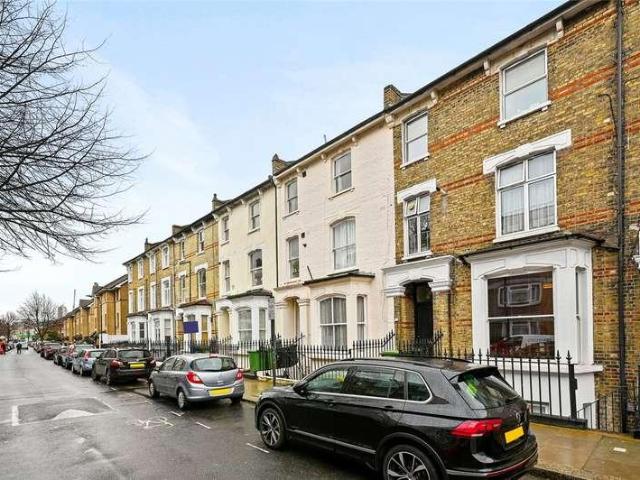 Flat for sale in Shepherd's Bush, Greater London