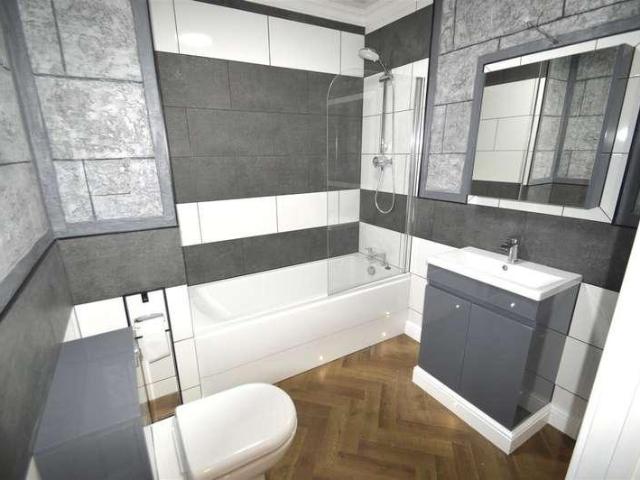 Flat for sale in South Hornchurch, Greater London