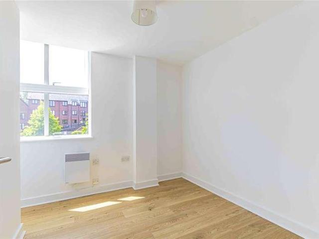 Flat for sale in Ashlyns Estate, Pouchen End