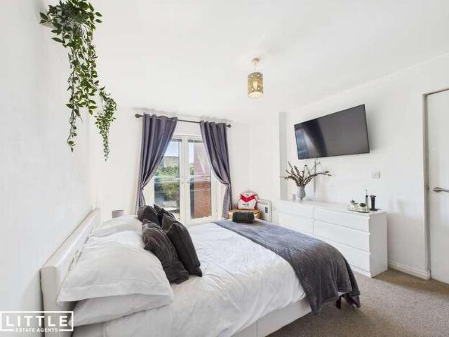 Flat for sale in St. Helens, Portico
