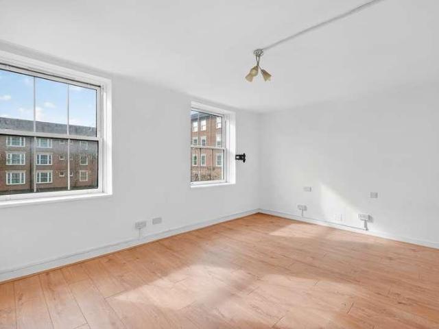 Flat for sale in Holloway, Greater London