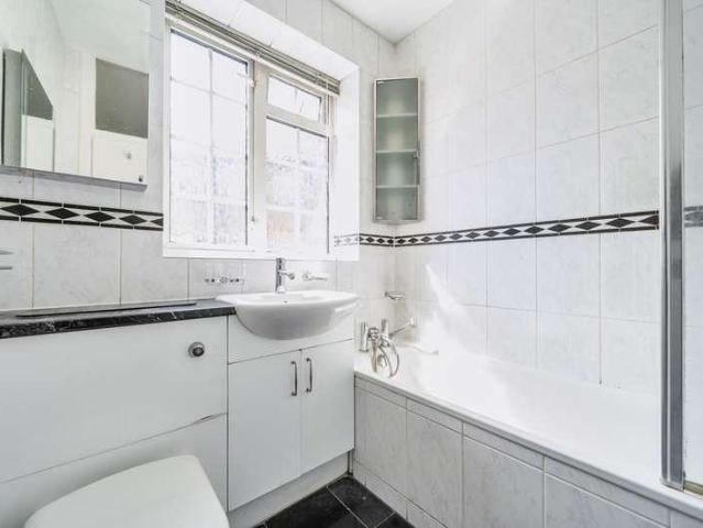 Flat for sale in North Sheen, Greater London