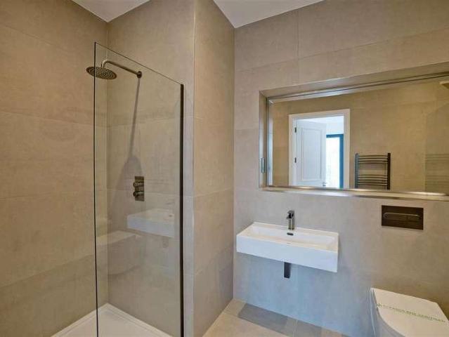 Flat for sale in Chingford, Greater London