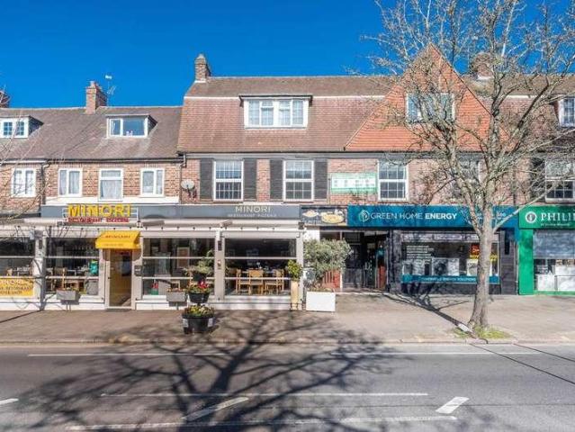Flat for sale in Pinner, Hatch End