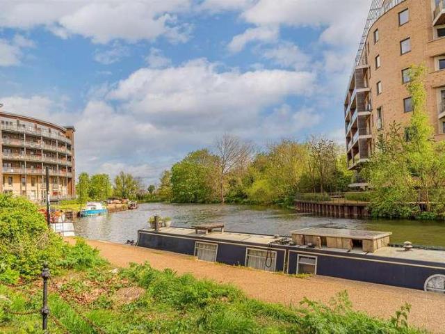 Flat for sale in London Borough of Hackney, Greater London