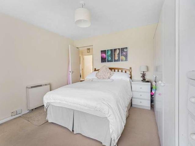 Flat for sale in London Borough of Hounslow, Hanworth