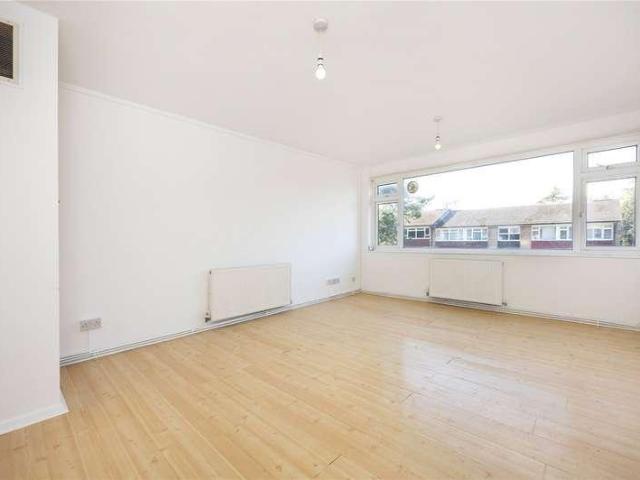 Flat for sale in Caterham Valley, Hillview