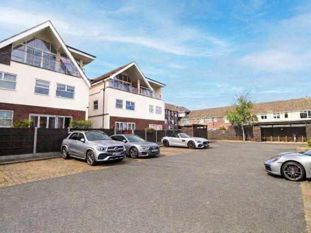 Flat for sale in Alton Barnes, Essex