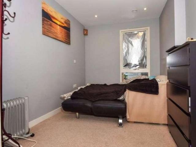 Flat for sale in Chalvey, Slough