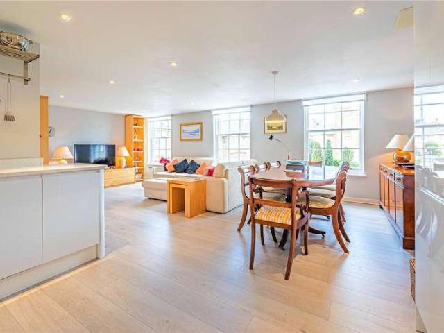 Flat for sale in Ashlyns Estate, Dacorum
